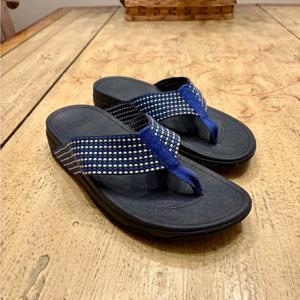 FitFlop Women's Surfa Flip-Flop in Midnight Navy/Tiptoe Grey - Picture 3 of 7